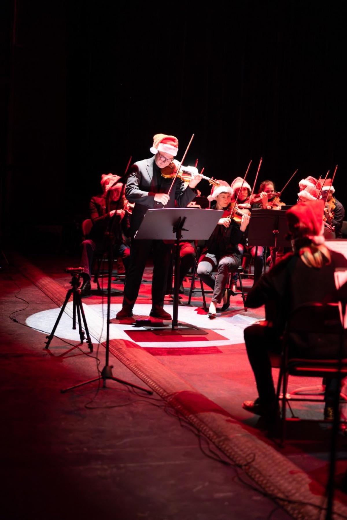 Concert sous éclairage rouge